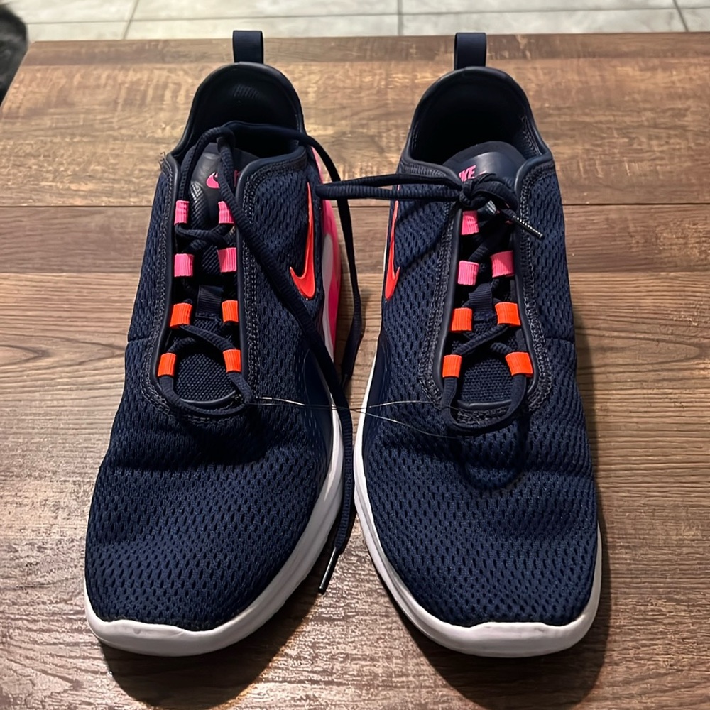 Woman's NIKE air max motion navy, pink, white, coral size 11 EUC